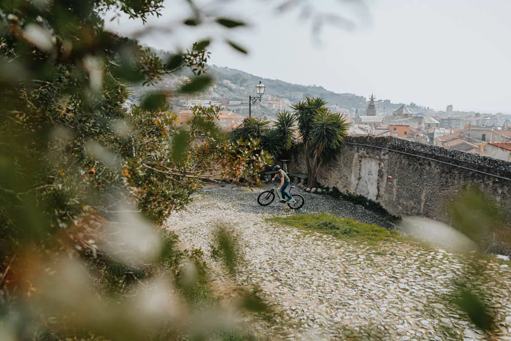 urban bike Fotoshooting Finale Ligure italien E Enduro Ebike Hohe 8-6