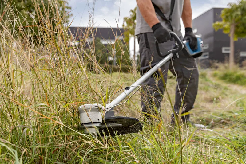 o412718v117_GFR_18V-23_application_closeup_high_grass3522_T8